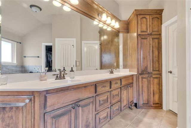 566 W Hunters Court Way, Mustang, OK 73064