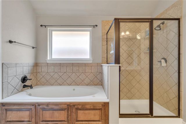 566 W Hunters Court Way, Mustang, OK 73064