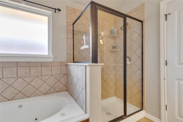 566 W Hunters Court Way, Mustang, OK 73064