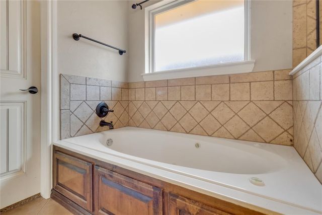 566 W Hunters Court Way, Mustang, OK 73064
