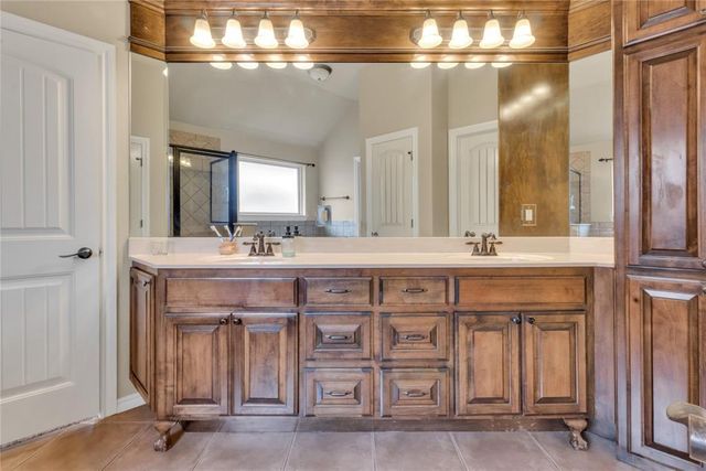 566 W Hunters Court Way, Mustang, OK 73064