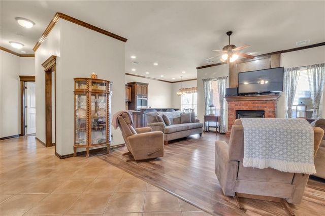 566 W Hunters Court Way, Mustang, OK 73064