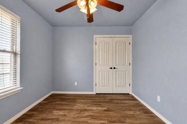 566 W Hunters Court Way, Mustang, OK 73064