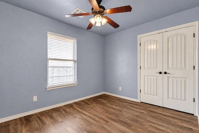 566 W Hunters Court Way, Mustang, OK 73064