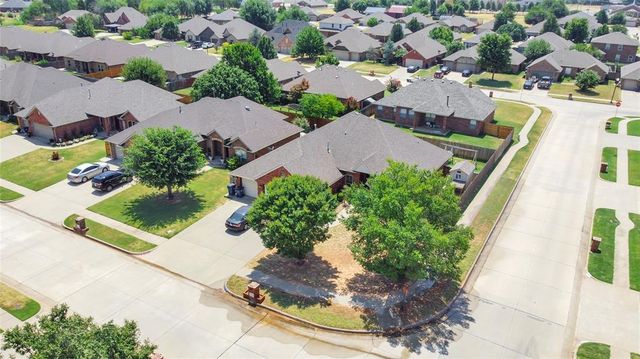 566 W Hunters Court Way, Mustang, OK 73064