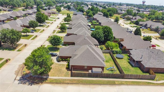 566 W Hunters Court Way, Mustang, OK 73064