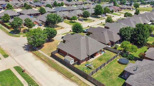 566 W Hunters Court Way, Mustang, OK 73064