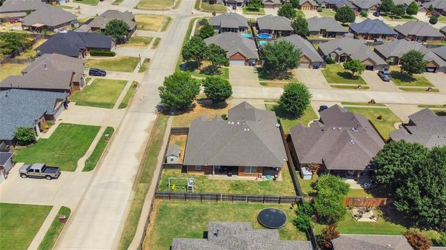 566 W Hunters Court Way, Mustang, OK 73064