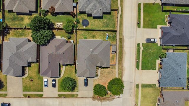 566 W Hunters Court Way, Mustang, OK 73064