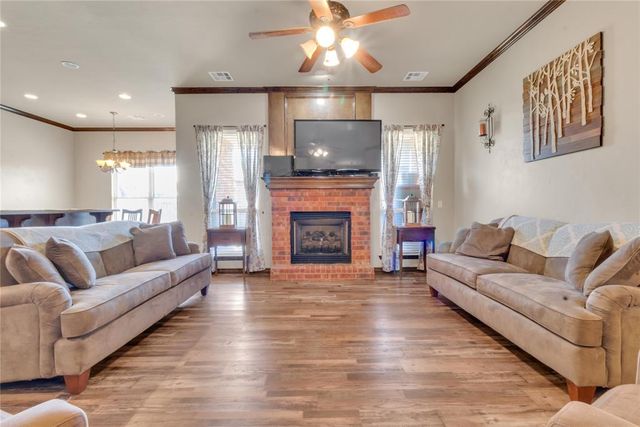 566 W Hunters Court Way, Mustang, OK 73064