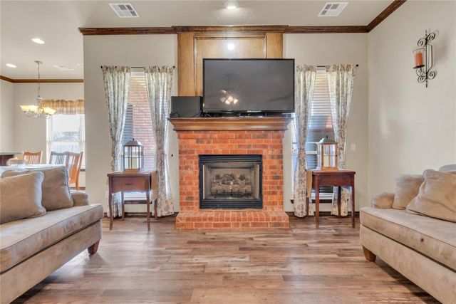 566 W Hunters Court Way, Mustang, OK 73064