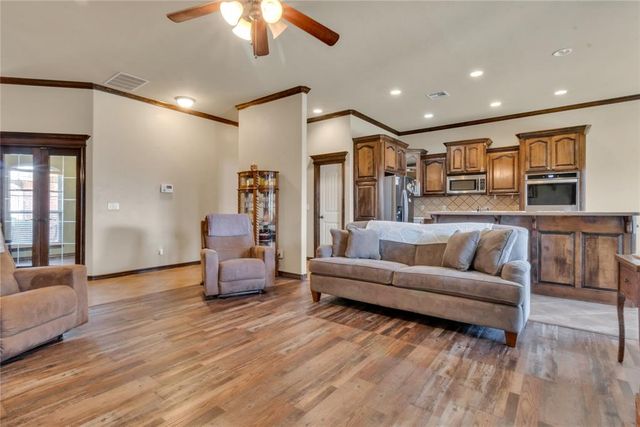 566 W Hunters Court Way, Mustang, OK 73064