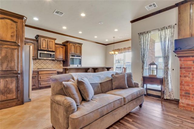 566 W Hunters Court Way, Mustang, OK 73064