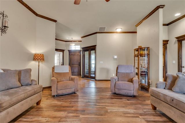 566 W Hunters Court Way, Mustang, OK 73064