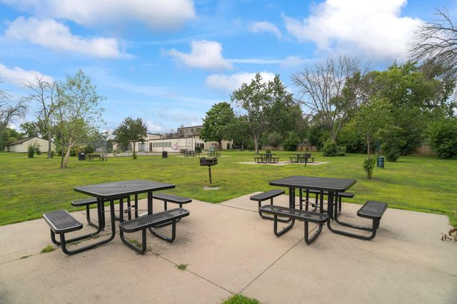 7248 72nd Lane N, Brooklyn Park, MN 55428