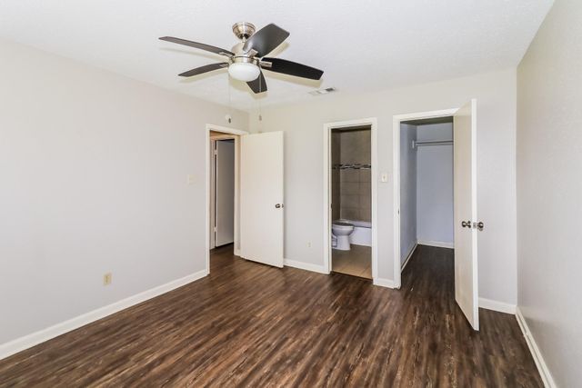 10810 Lakewood Oaks Drive, Sugar Land, TX 77498