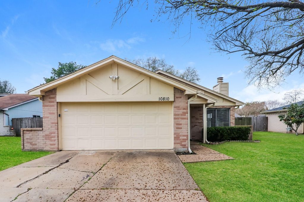 10810 Lakewood Oaks Drive, Sugar Land, TX 77498