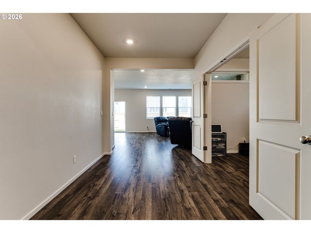 2932 V St, Springfield, OR 97477