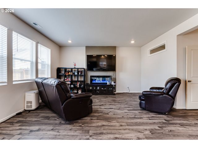 2932 V St, Springfield, OR 97477