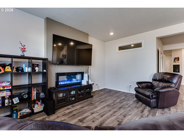 2932 V St, Springfield, OR 97477