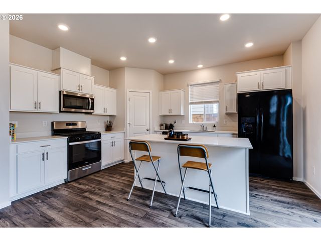 2932 V St, Springfield, OR 97477