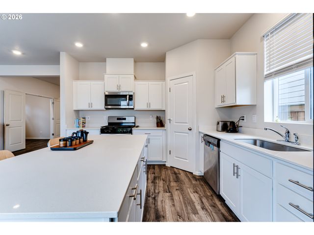 2932 V St, Springfield, OR 97477