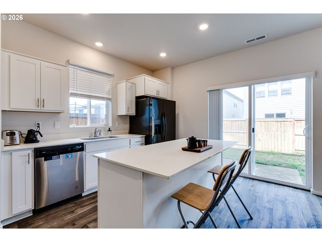 2932 V St, Springfield, OR 97477