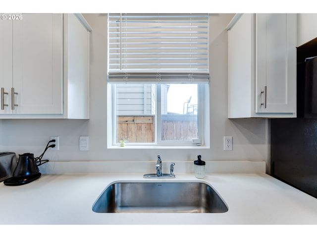 2932 V St, Springfield, OR 97477