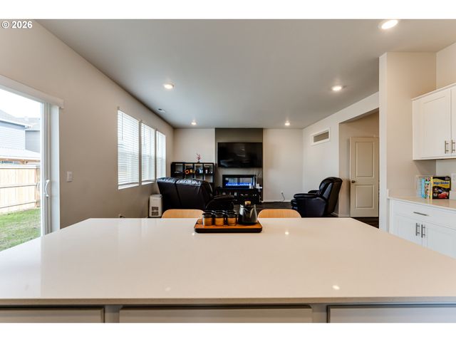 2932 V St, Springfield, OR 97477