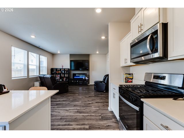 2932 V St, Springfield, OR 97477