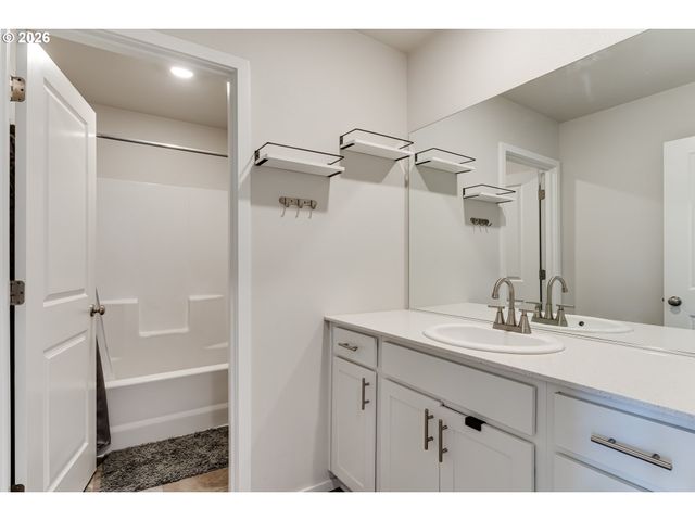 2932 V St, Springfield, OR 97477