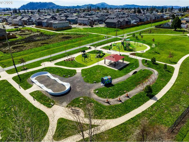 2932 V St, Springfield, OR 97477