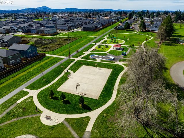 2932 V St, Springfield, OR 97477