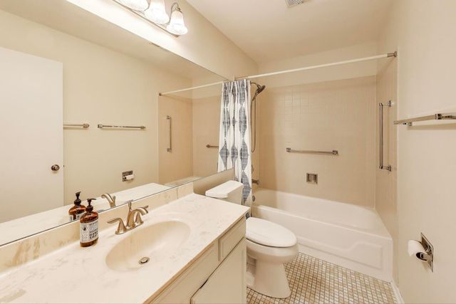 422 58th Place 7, Hinsdale, IL 60521