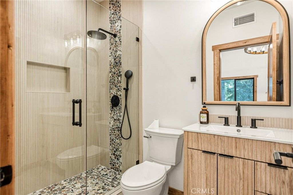 Image 18 of property listing at 26325 Jacqueline Rd, Twin Peaks, CA 92391