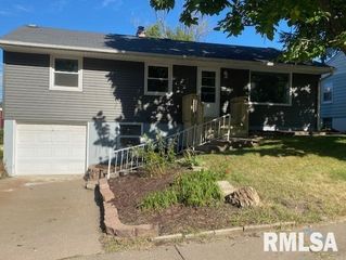 926 CIMARRON Drive, Davenport, IA 52804