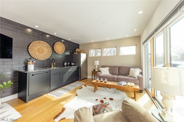 26 Meade Lane, Cleveland Heights, OH 44106