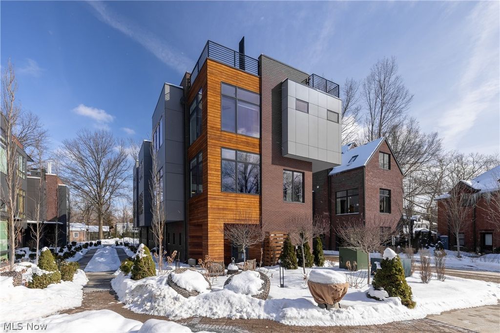 26 Meade Lane, Cleveland Heights, OH 44106