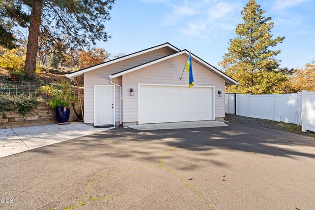 2820 David Lane, Medford, OR 97504