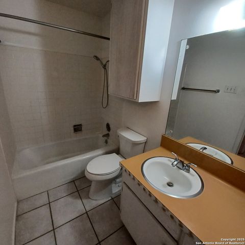 215 W Mistletoe Ave Apt A, San Antonio, TX 78212