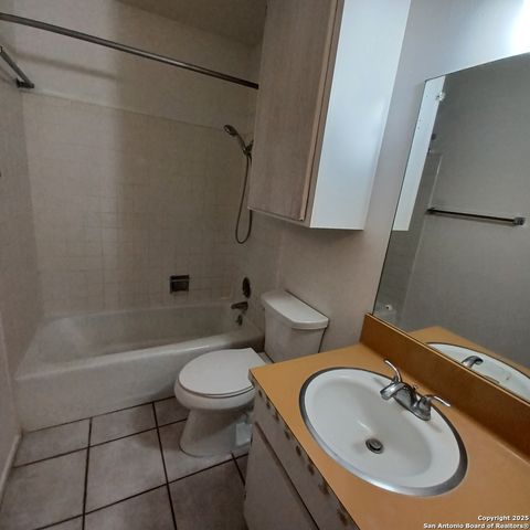 215 W Mistletoe Ave Apt A, San Antonio, TX 78212