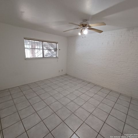 215 W Mistletoe Ave Apt A, San Antonio, TX 78212