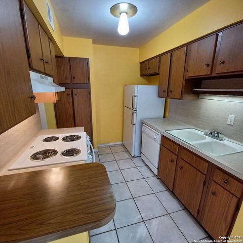 215 W Mistletoe Ave Apt A, San Antonio, TX 78212