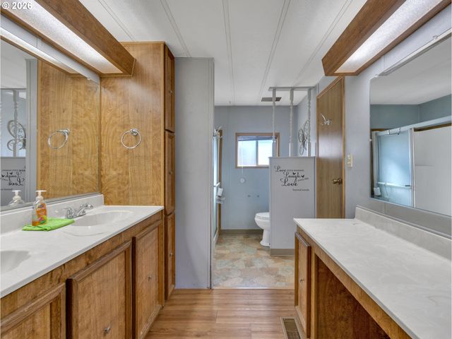 21100 Ne SANDY Blvd 62, Fairview, OR 97024