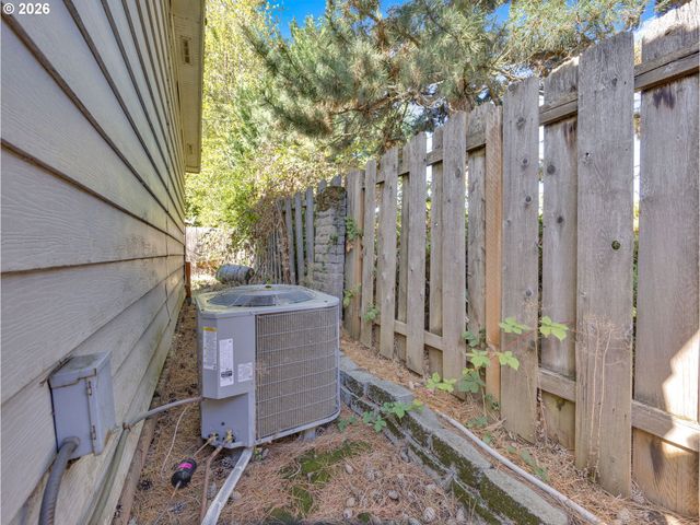 21100 Ne SANDY Blvd 62, Fairview, OR 97024