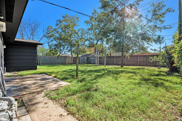 6325 Rowan Lane, Houston, TX 77074
