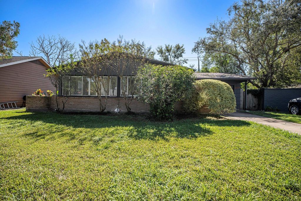 6325 Rowan Lane, Houston, TX 77074