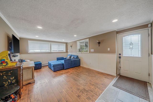 6 Warbler Lane, Commack, NY 11725