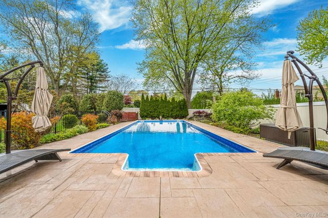 6 Warbler Lane, Commack, NY 11725