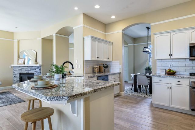 2735 Swift Avenue, Clovis, CA 93611